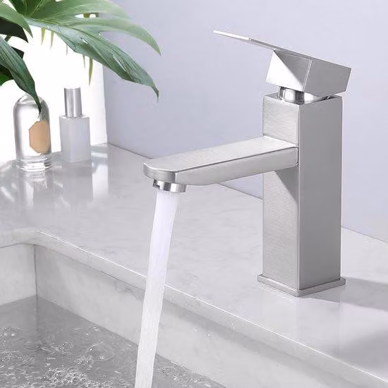 Miscelatore in acciaio inossidabile per bagno, WC e doccia, dal design squadrato.