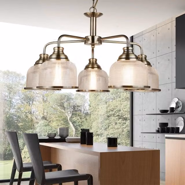 Lampadario a sospensione contemporaneo Searchlight Bistrot II in ottone e vetro trasparente con 5 luci E27 e altezza regolabile – 1