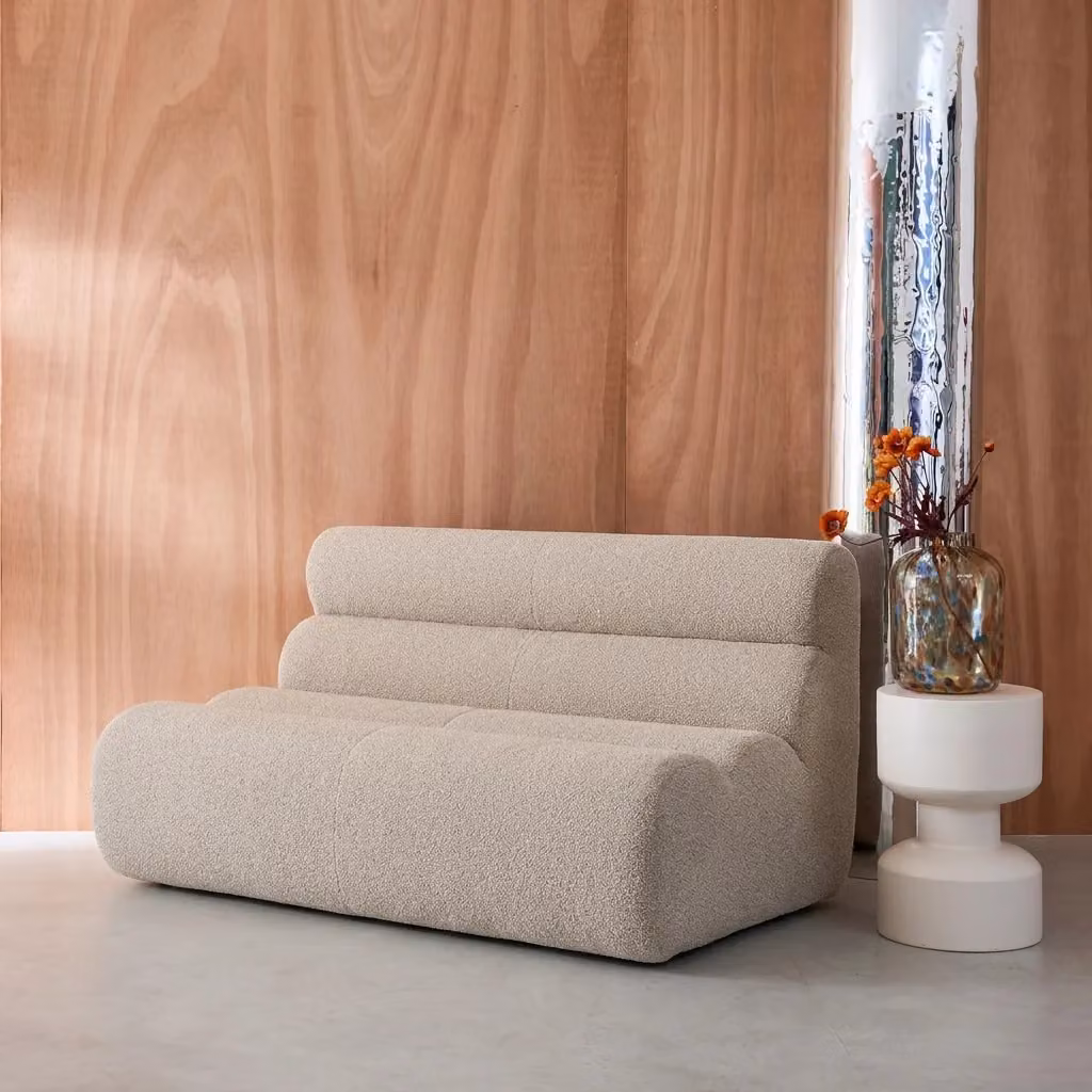 Poltrona a 2 posti Sweeek in tessuto bouclé beige con struttura imbottita in schiuma per soggiorno e camera da letto – 2