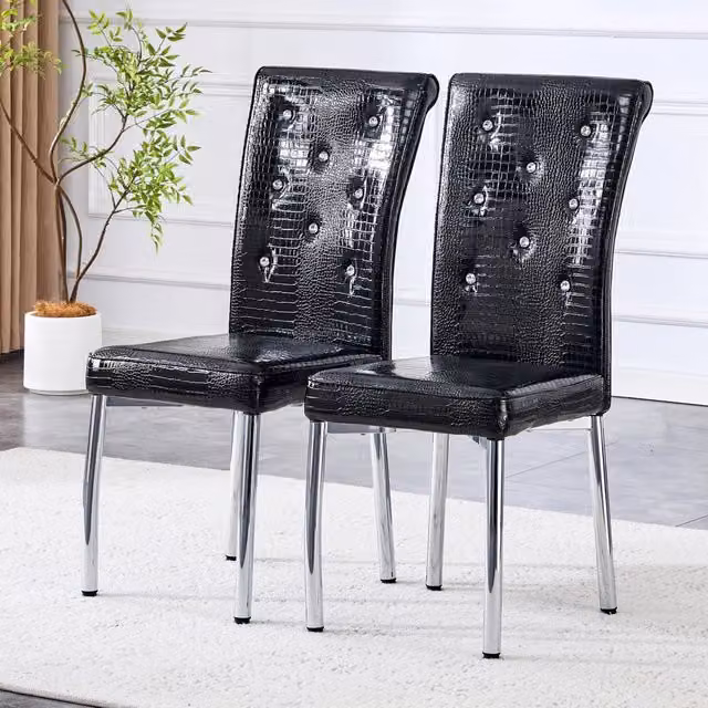 Set di sedie da pranzo MIVRAY in ecopelle nera con motivo pelle di alligatore, dettagli con fibbie in cristallo e gambe in metallo galvanizzato