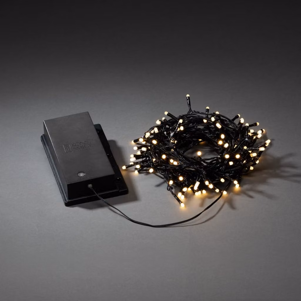 Fata LED Konstsmide, con interruttore on/off, con sensore di luce e timer 6h e 9h, smerigliata, 120 diodi bianco caldo, a batteria, per esterni (IP44), cavo nero, batteria: 4 x D 1,5V (escl.) - 3729-130