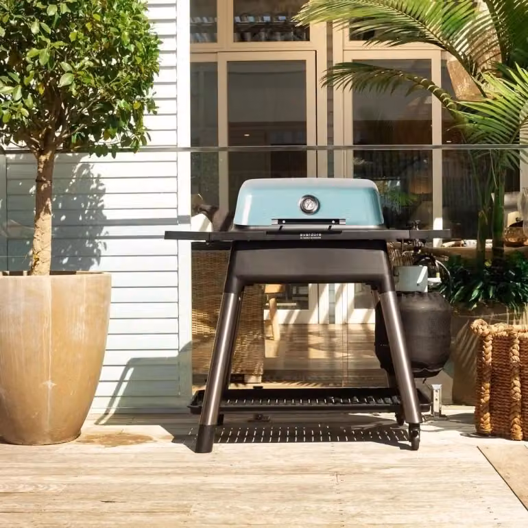 Barbecue a gas Everdure FORCE di Everdure by Heston Blumenthal con struttura in alluminio e griglia in ghisa con supporto per riscaldamento e carrello con ruote – 2