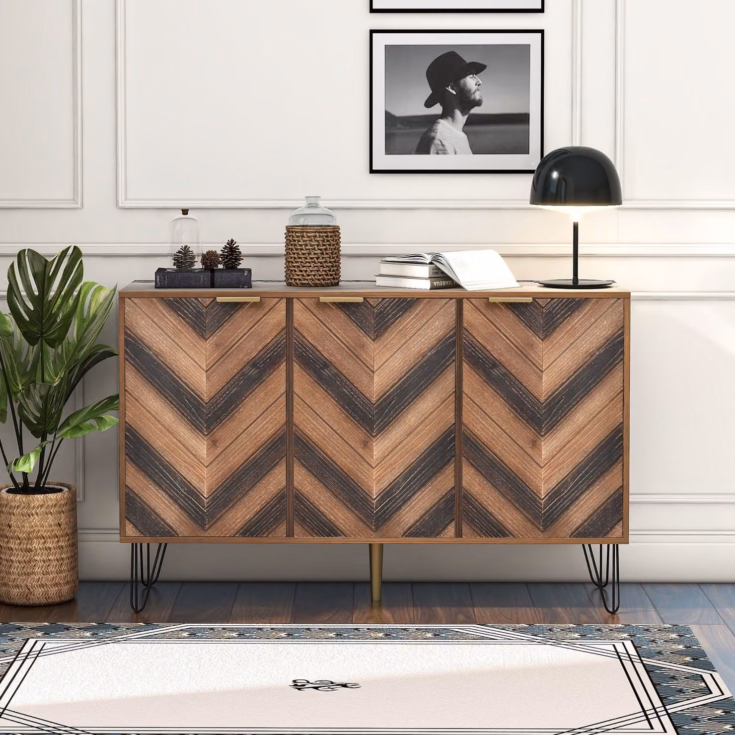 Credenza Fortuna Lai con riproduzione a spina di pesce e piedini in ferro, cassettiera a 3 ante con maniglie in metallo dorato, legno alto, credenza, 120 cm, noce