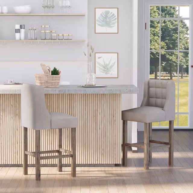 Sgabello da bar REDOM beige con schienale e dettagli in tessuto, L: 47 cm, P: 50 cm, H: 101 cm