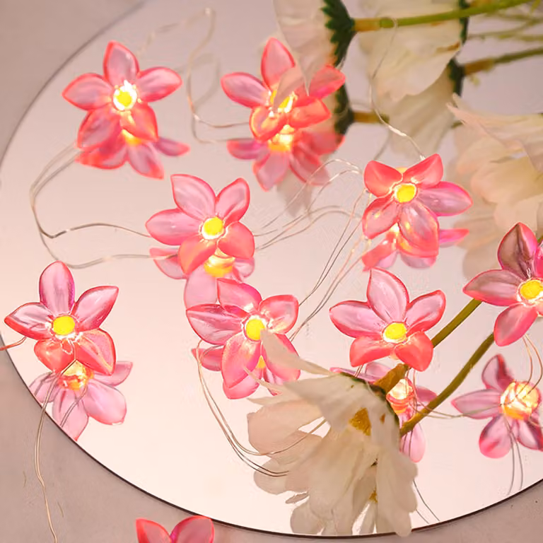 Catena luminosa a LED a forma di fiori, con 30 fiori di giglio, luce bianco caldo, alimentata a batteria, colore rosa