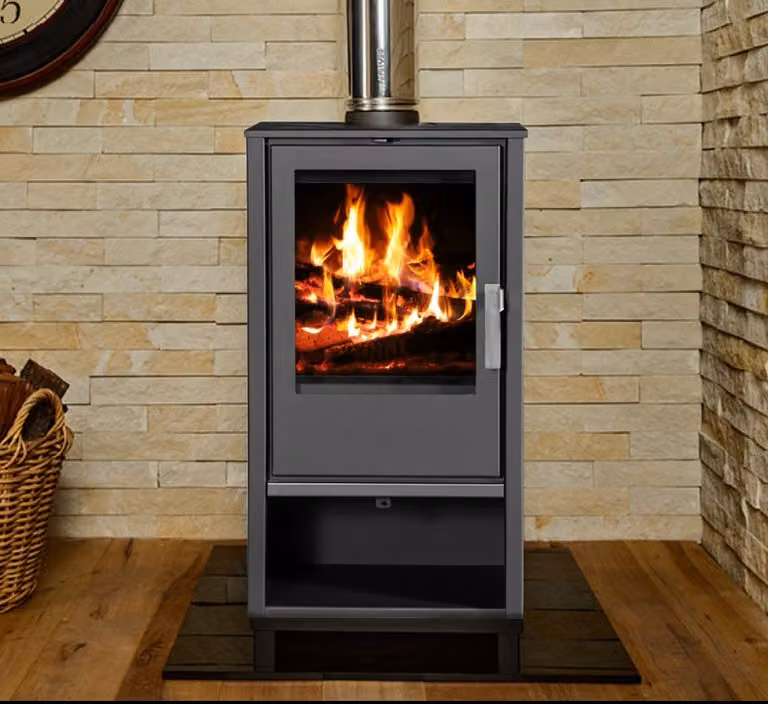 Stufa a legna Victoria Capri - 7,6 kW, efficienza A+, compatta ed ecologica