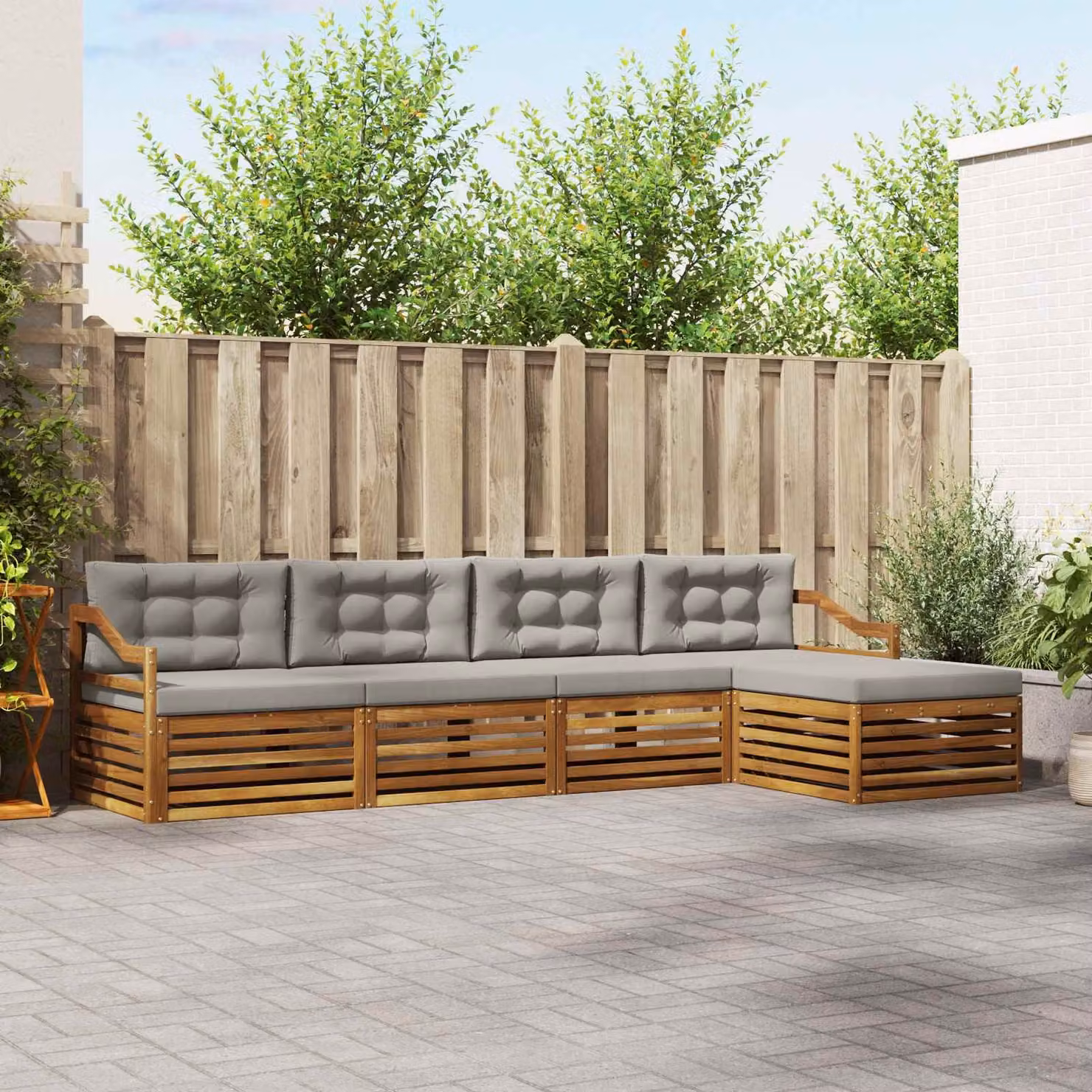 vidaXL Set di divani da esterno a L composto da 5 pezzi in legno di acacia con cuscini, colore grigio e marrone