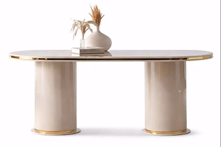 Elegante tavolo da pranzo con dettagli dorati e piano ovale