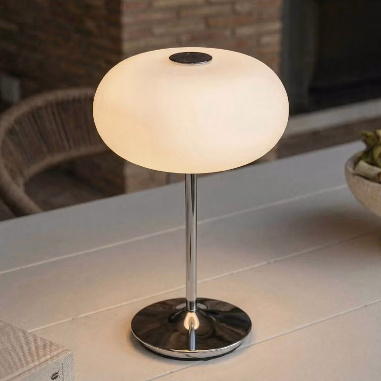 Lampada da tavolo a LED ricaricabile Lucande Anoria, cromata/bianca, vetro IP44 Anoria Lucande, dimmerabile, Cromo / Argento, Soggiorno / Sala da pranzo, Vetro, Design