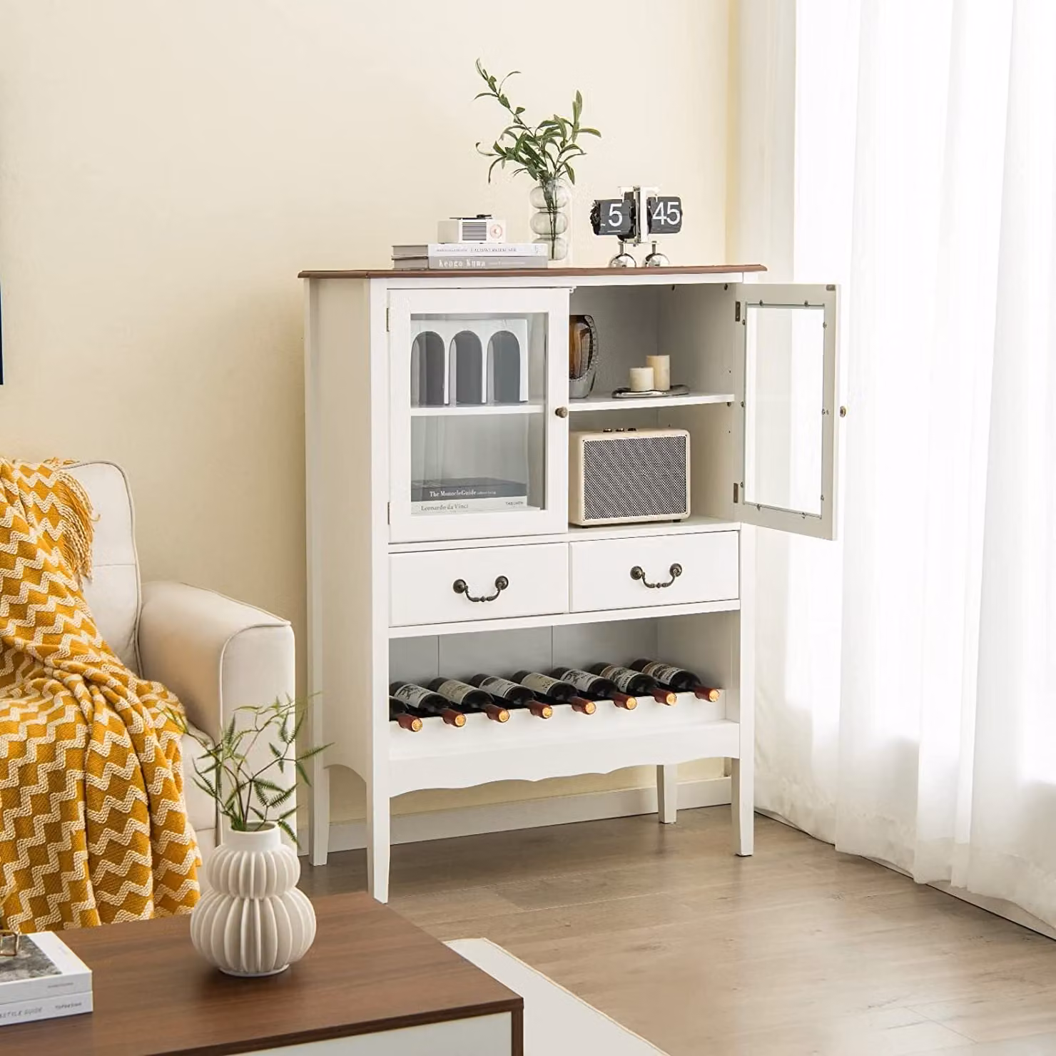 Armadio per vini in legno di pino COSTWAY, mobile indipendente con 2 porte, 2 cassetti in vetro temperato, credenza da cucina con protezione antiribaltamento per cucina, sala da pranzo e soggiorno (bianco)