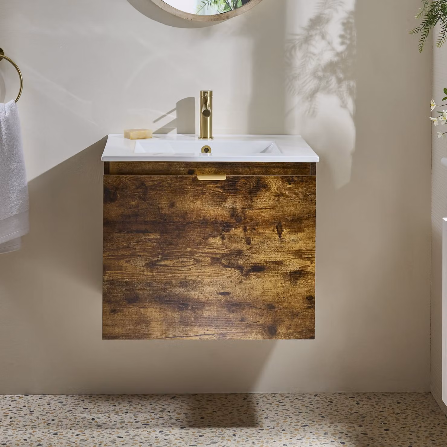 Mobile Bagno Rovere Scuro Sospeso da 600mm con Lavabo e Maniglia con Impugnatura a Dito in Oro Satinato - Cluo