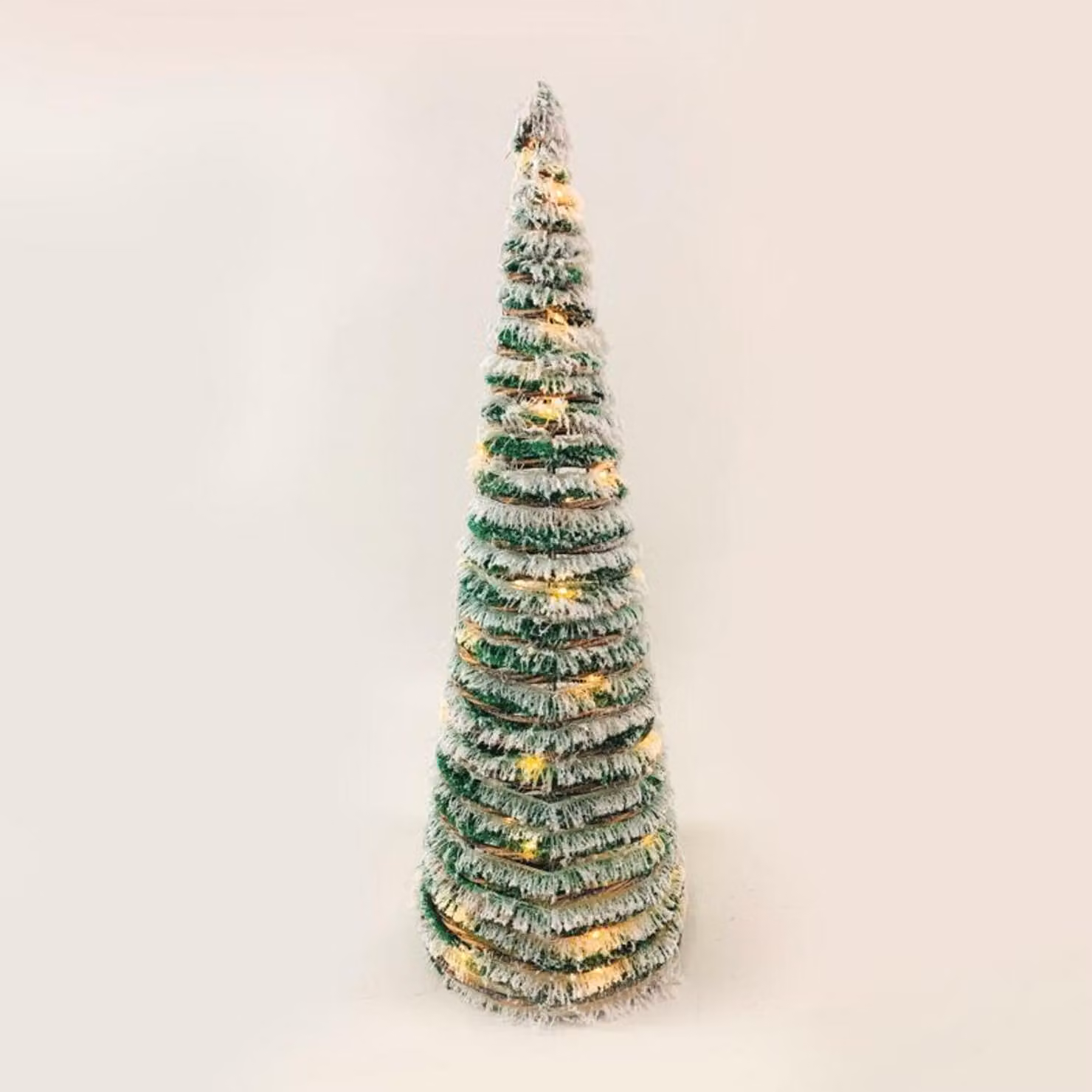 ACA Lighting albero a cono in rattan verde con neve 30 mini WW LED 3xAA a batteria, IP20 w.18.5x50cm X1130119