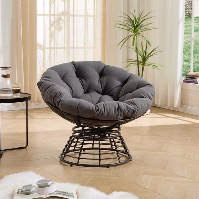 Sedia Papasan Cipacho girevole a 360 gradi in rattan marrone con cuscino grigio morbido per soggiorno o giardino