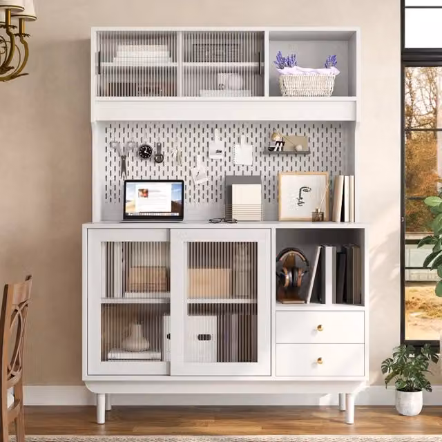 Credenza da cucina con ante scorrevoli in vetro rigato, pannello forato, cassetti e vani aperti. Mobile in MDF e truciolato con piedi in legno di pino