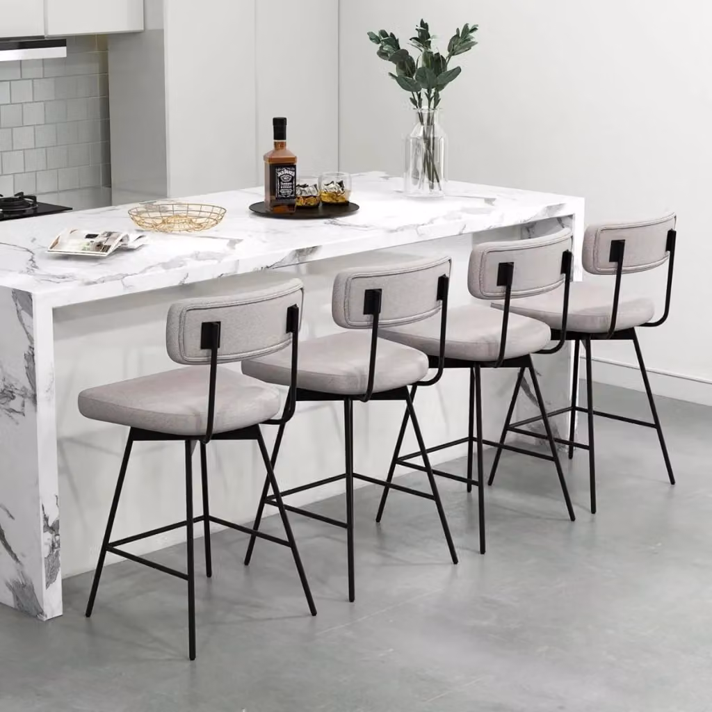 Set di 2 sgabelli da bar girevoli a 360 gradi Design Mania con schienale e poggiapiedi, struttura in metallo e seduta in tessuto, colore Beige – 2