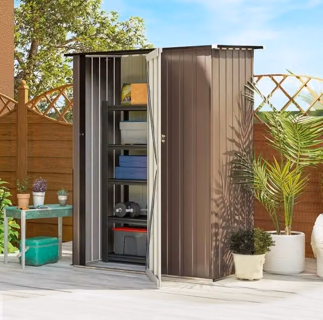 Casetta porta attrezzi in metallo con tetto spiovente; 142 x 84 x 177/189 cm; marrone