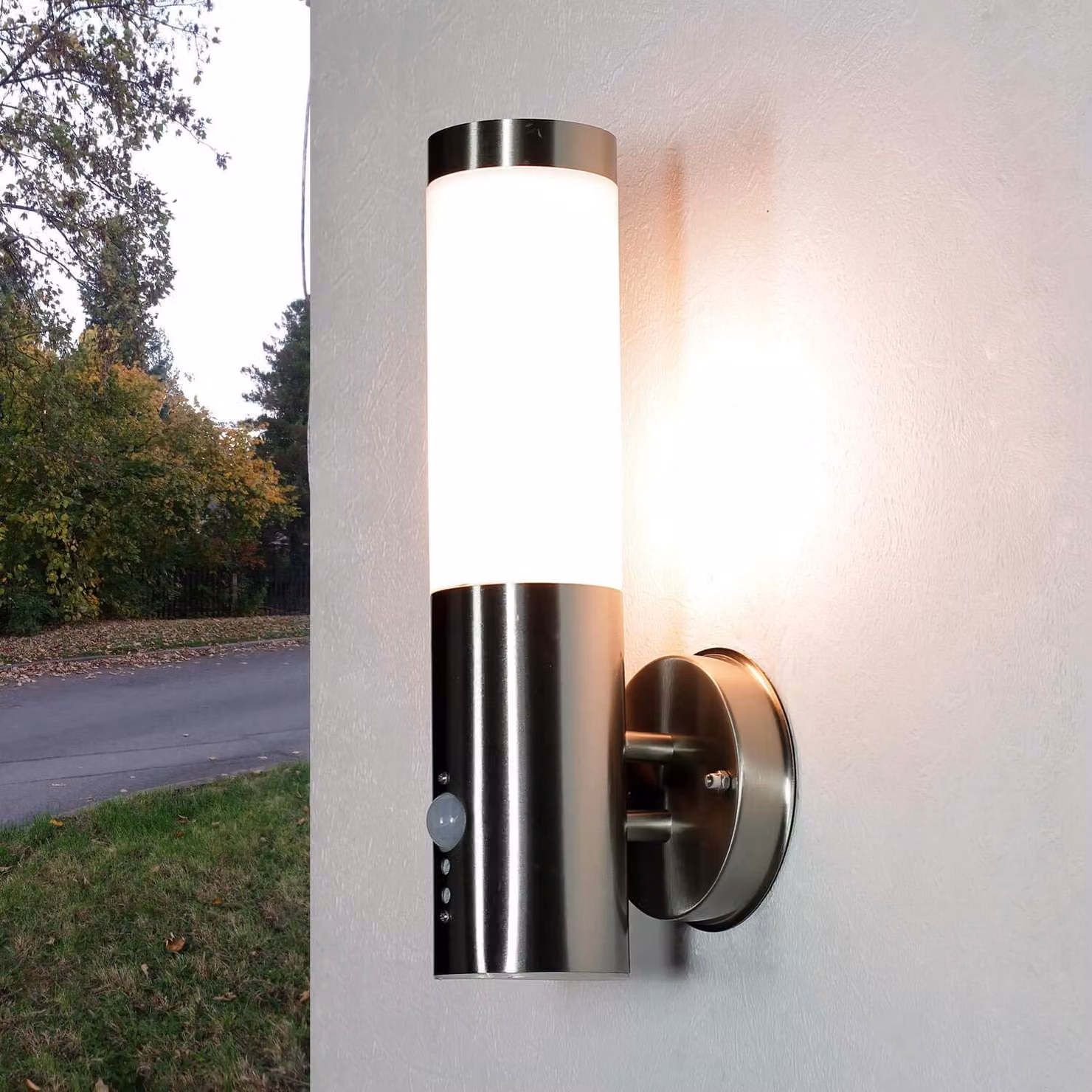Lampada da parete esterna con sensore di movimento, in acciaio inossidabile, colore argento, grado di protezione IP44, altezza 34 cm, attacco E27