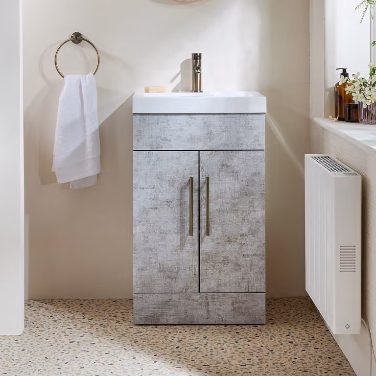 Mobile Bagno a Terra Grigio Cemento da 500mm con Lavabo e Maniglie con Barra a T in Ottone Spazzolato - Cluo