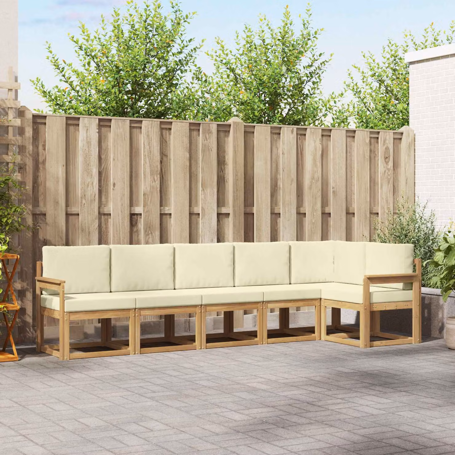 Set di divani da esterno vidaXL a forma di L composto da 6 pezzi in legno di acacia con cuscini bianchi e beige per giardino e terrazzo