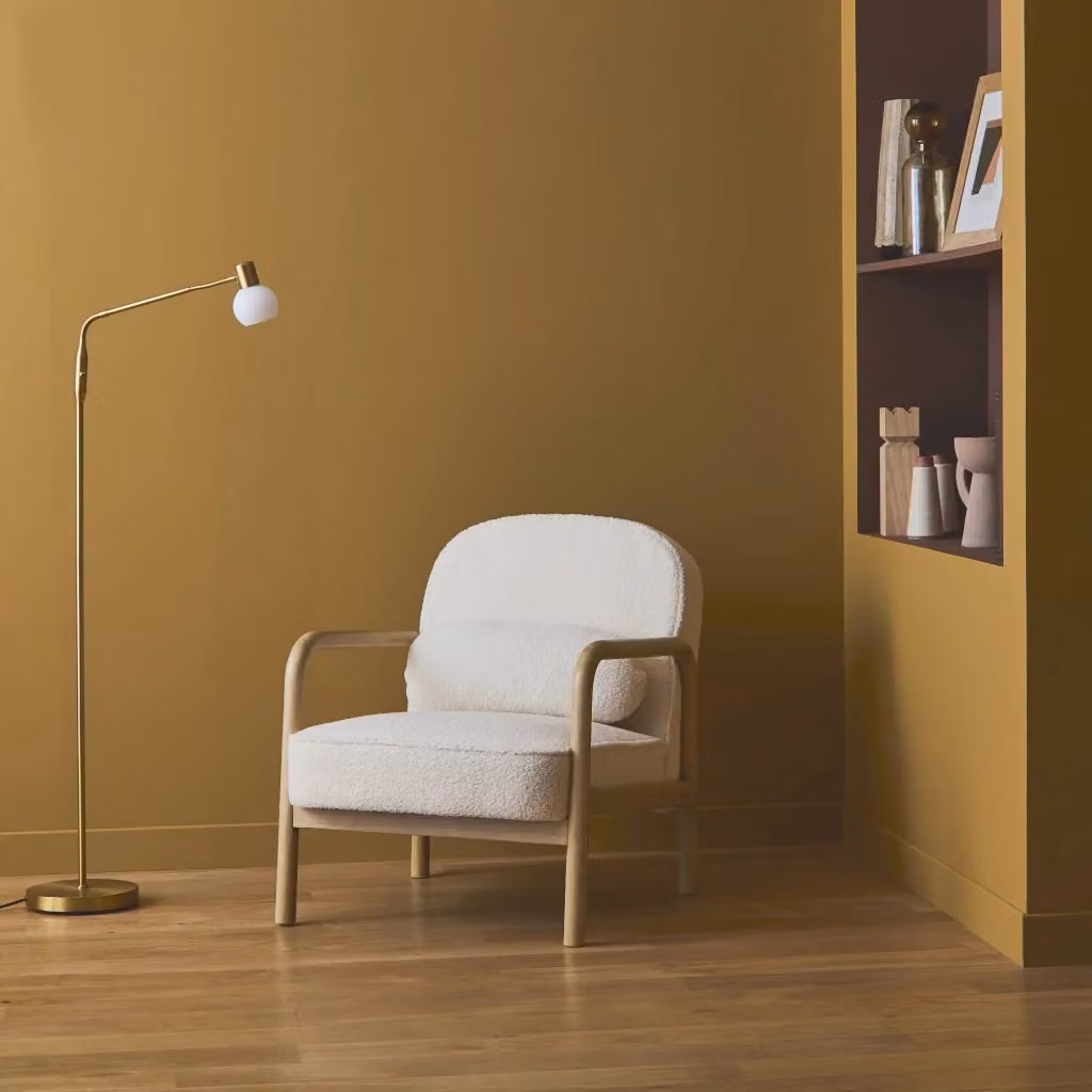 Poltrona lounge scandinava Sweeek in tessuto bouclé beige con struttura in legno massello e braccioli – 2