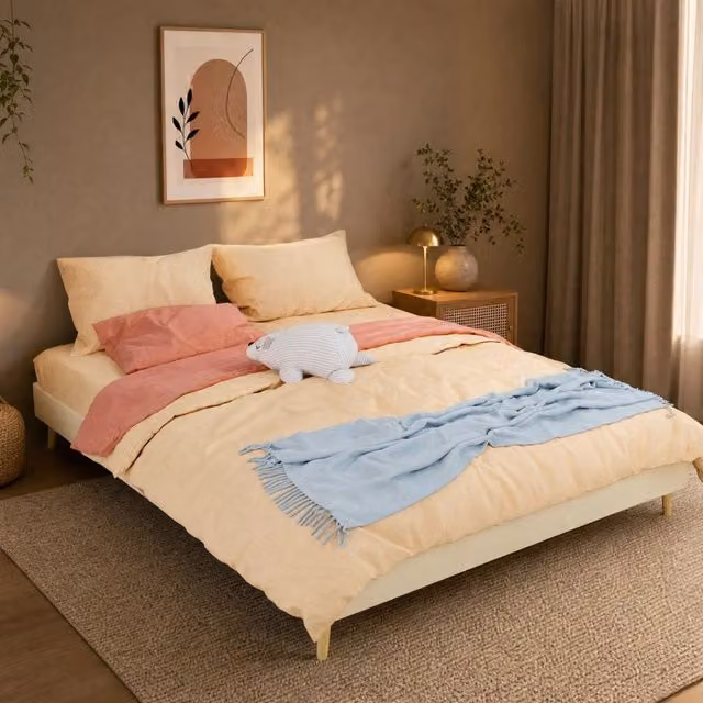 Letto ULEVR 160x200 cm con struttura bassa in tessuto beige e metallo, base a supporti multipli per camera da letto