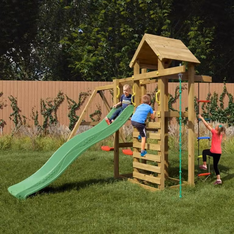 Area giochi per bambini in giardino, completa di scivolo, struttura per arrampicata, casetta e altalene. Mixter