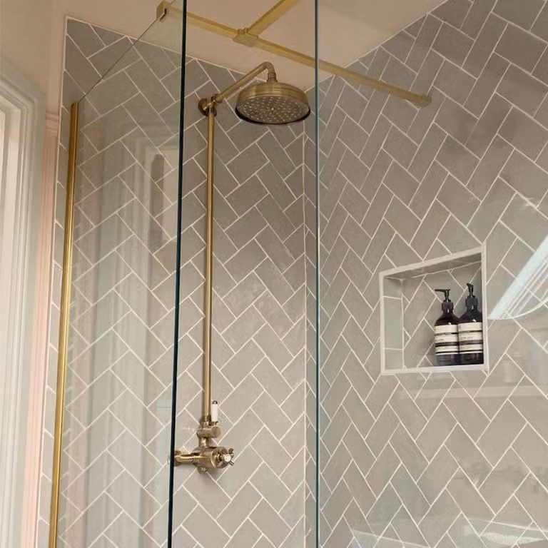 Doccia termostatica con soffione a pioggia da 200 mm, finitura bronzo anticato
