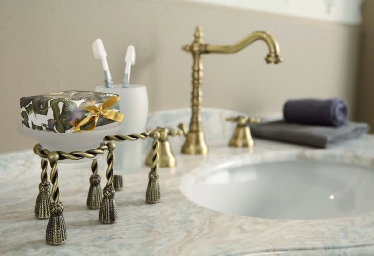 Rubinetteria per lavabo in stile Art Nouveau di Casa Padrino, serie Milano - Miscelatore a tre fori, finitura oro antico/bronzo, attacco 1 1/4 pollici