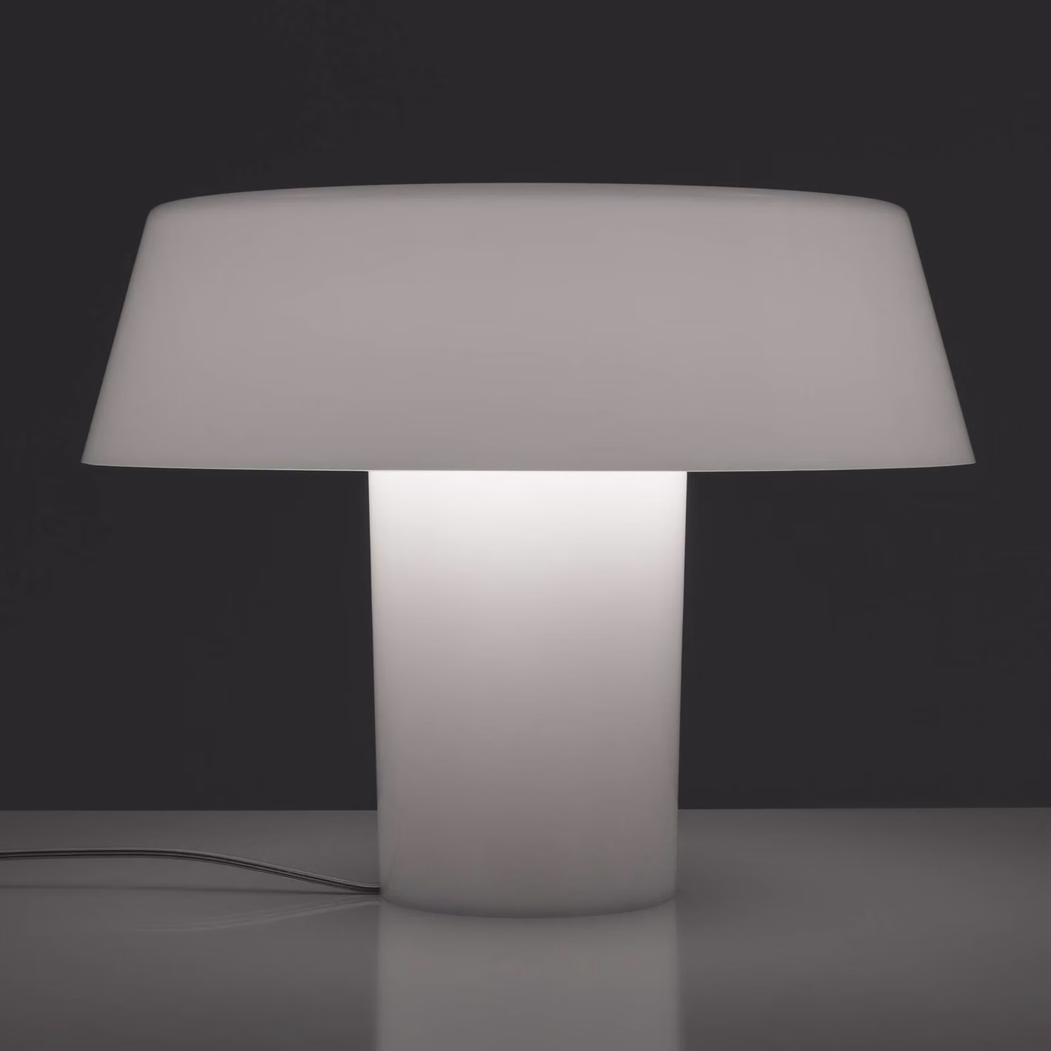 Artemide Lampada da tavolo Amami, Bianco / Opale, Soggiorno / Sala da pranzo, Plastica, Design, Lampada da tavolo