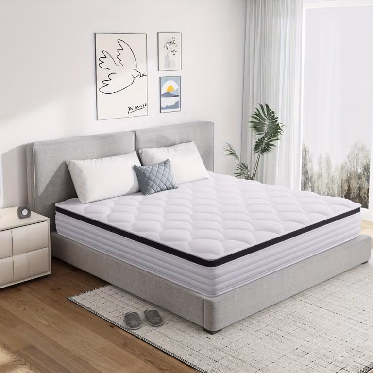 Materasso ibrido in memory foam, disponibile in due altezze (20 cm e 22 cm), con sistema di supporto a 7 zone e molle insacchettate per un comfort ottimale e una temperatura ideale durante il sonno. Disponibile nelle dimensioni: 90x200 cm, 120x200 cm, 140
