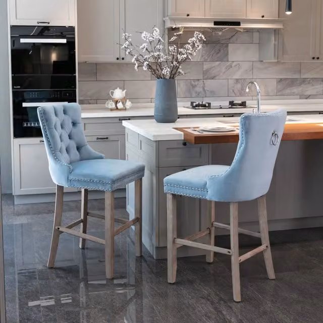 Set di 2 Sgabelli da Bar MINIMAL in Velluto Azzurro Chiaro con Gambe in Legno