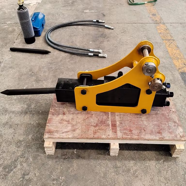 Martello idraulico per miniescavatori - Accessorio frantumatore per calcestruzzo - Attacco da 25 mm - Distanza tra i fori di fissaggio: 90 mm - Punta da 35 mm - Peso: circa 82 kg - Frequenza di battuta: 500–1200 colpi/minuto