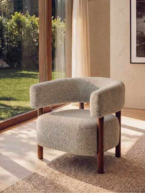 Poltrona lounge imbottita in tessuto grigio con gambe in noce Kenay Home – 1