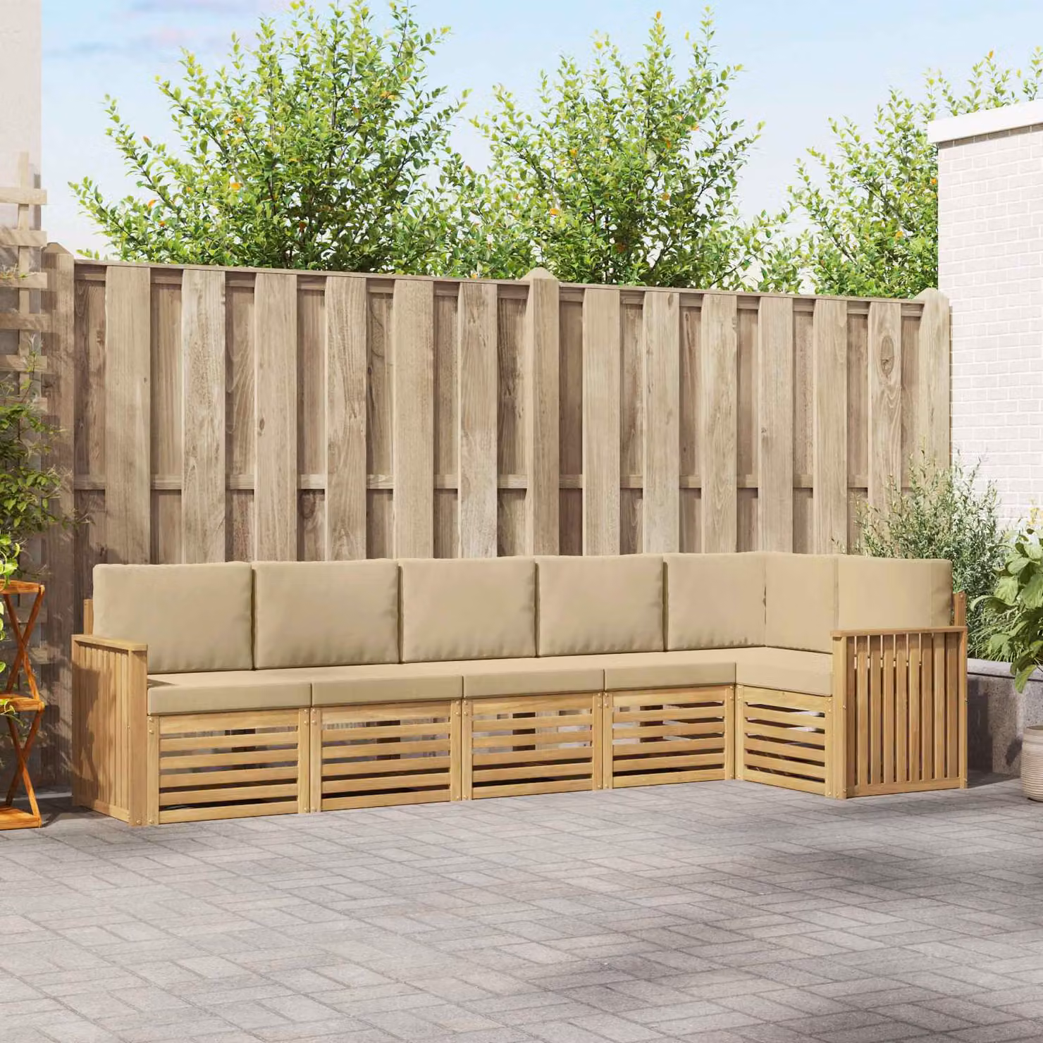 Set di divani da esterno vidaXL a forma di L composto da 6 pezzi in legno di acacia con cuscini bianchi e beige