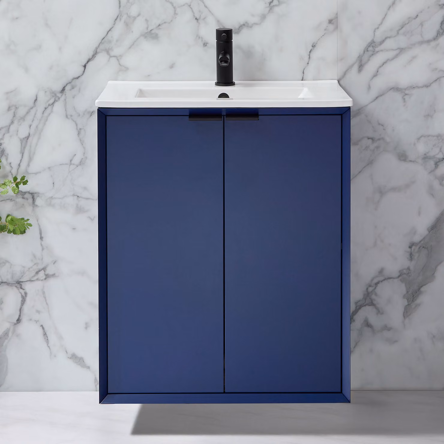 Mobile Bagno Sospeso Blu Marino 610mm con Lavabo e Maniglie Nere con Impugnatura a Dito - Edge