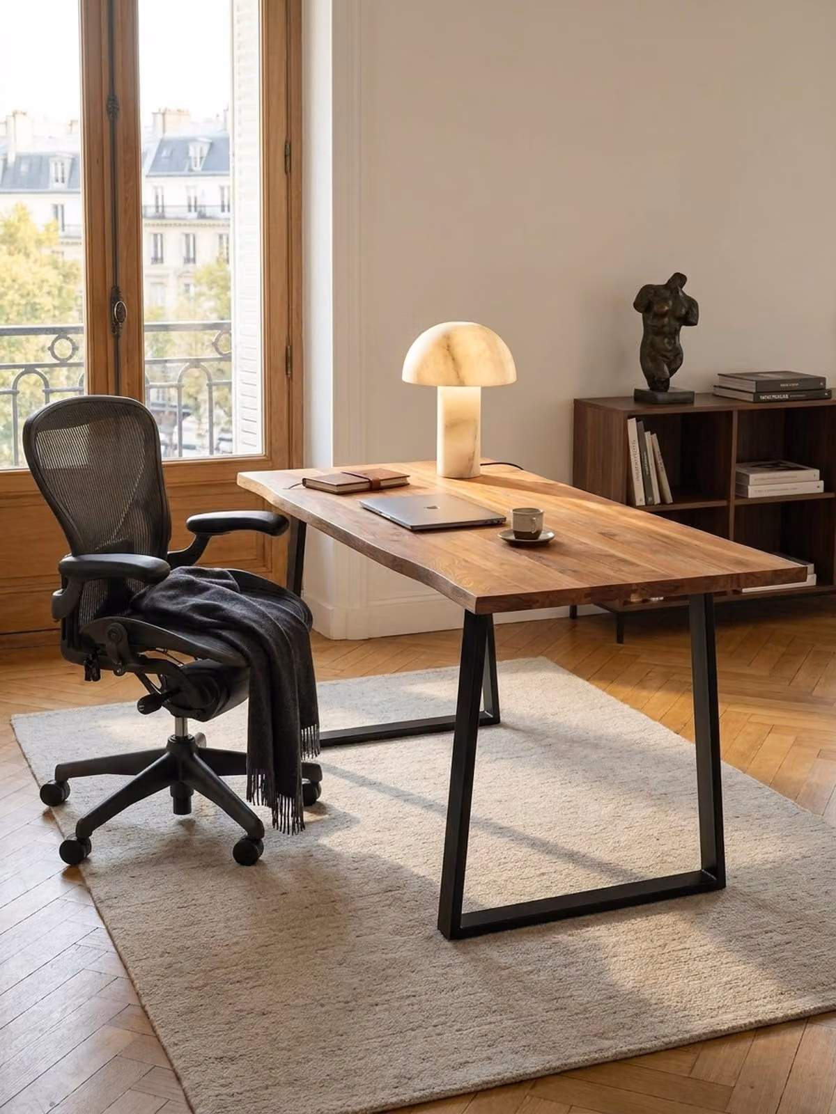 Scrivania 120x60x76 cm in legno massello di acacia / metallo Scrivania per computer con bordo naturale, scrivania da ufficio per home office massiccia con gambe trapezoidali in nero, tavolo in legno Tavolo per laptop Studio