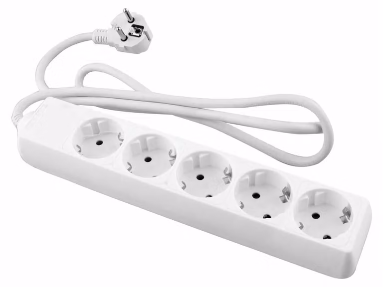 Base bianca con 5 prese e cavo lungo 1,5 metri. Ideale per un utilizzo sicuro e