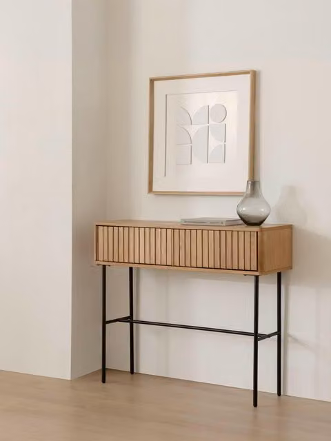 Console Corey Kenay Home in rovere impiallacciata con struttura in metallo nero e finitura opaca