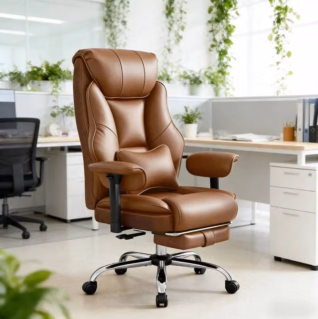 Sedia ergonomica da ufficio moderna in ecopelle marrone con poggiatesta, braccioli e base girevole a 360 gradi