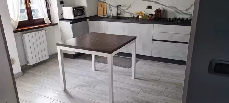 Tavolo a libro estensibile Mobili 2G con piano nobilitato finitura marmo, L/P/H: 90 x 90 x 75 cm (aperto 180 x 90 x 75 cm)