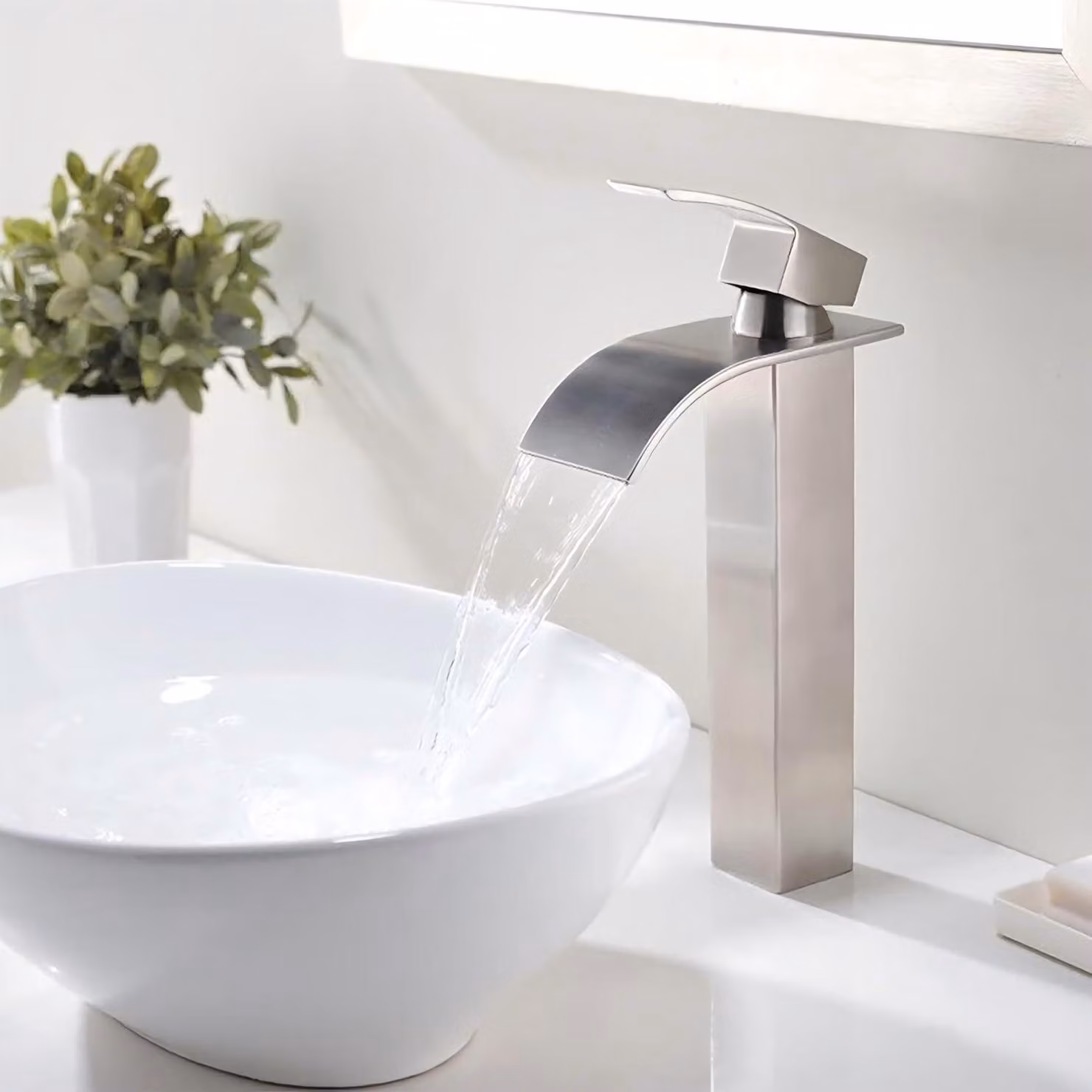 Miscelatore per lavabo a cascata, in acciaio inossidabile spazzolato e ottone, con attacco G3/8"