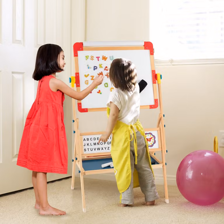 Cavalletto artistico girevole a 360° Costway per bambini con vassoio per rotolo di carta e lavagna da disegno a doppia faccia in legno, bianco