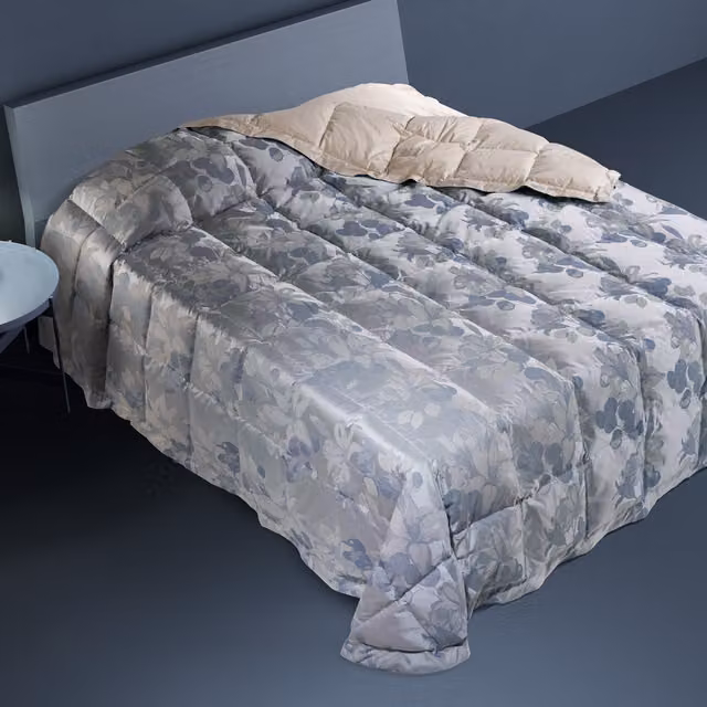Trapunta in piuma DaunenStep con fantasia floreale multicolore e grigia, traspirante e termoregolatrice – 1