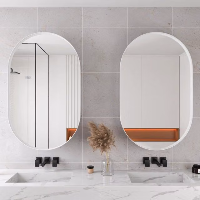 Armadio specchiera ovale da bagno REDOM in metallo bianco con illuminazione LED integrata e ripiani interni, modello da incasso o a muro