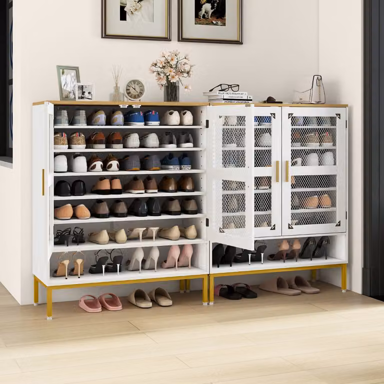 Armadio porta scarpe Costway in legno e metallo con ripiani regolabili e ante a rete, Bianco