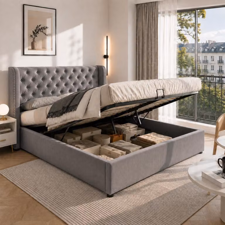 Letto imbottito 140x190 cm con spazio contenitore a sollevamento idraulico, rete a doghe e testiera imbottita, rivestito in velluto, con dettagli in borchie, colore grigio