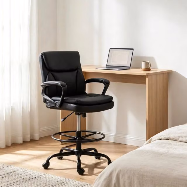 Sedia da ufficio girevole con poggiapiedi e schienale ergonomico in ecopelle nera L/P/H: 61 x 61 x 93-108 cm