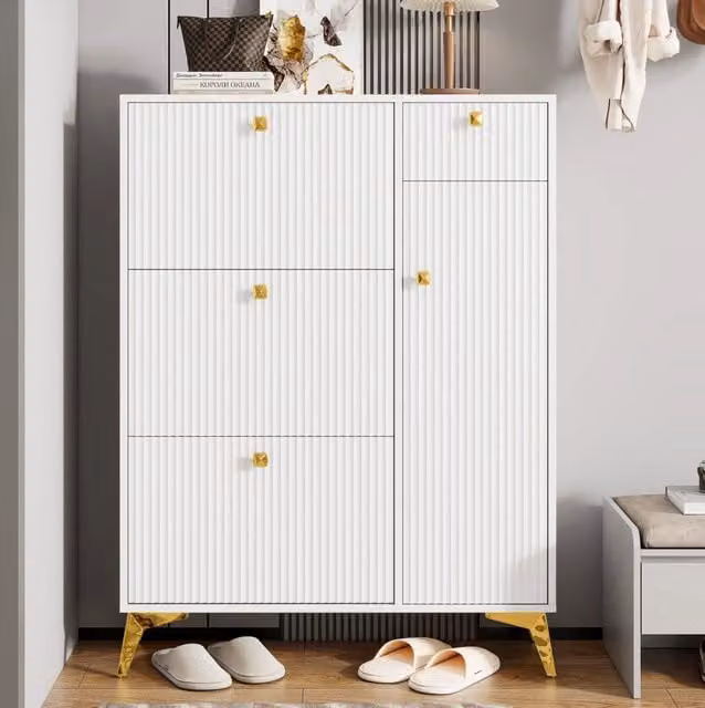 Scarpiera bianca con ripiani regolabili; superficie ondulata; 90 x 25 x 121 cm