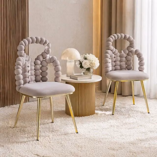 Sedia da pranzo Mivray in velluto grigio con gambe in metallo oro e design geometrico glamour