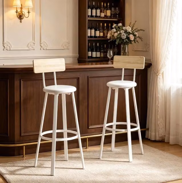 Set di 2 sgabelli da bar con schienale e poggiapiedi, 75,5 cm altezza seduta, rivestimento sintetico, struttura in metallo bianco e effetto legno